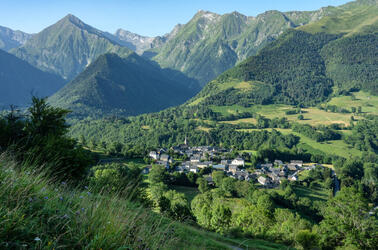 Azet et le fond de la vallée d'Aure Azet et le fond de la vallée d'Aure