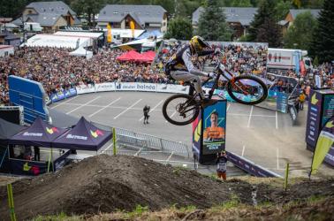 Podium DH (4) Podium DH (4)