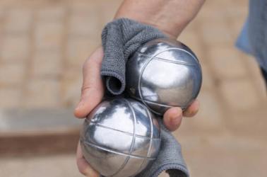 amis-ages-jouant-a-la-petanque