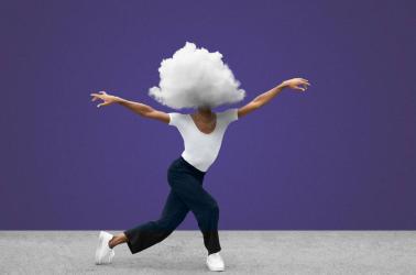 femme-avec-tete-en-forme-de-nuage-dansant-plein-coup femme-avec-tete-en-forme-de-nuage-dansant-plein-coup