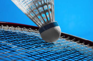 concept-de-badminton-avec-eclairage-spectaculaire